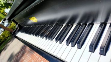 Przed starostwem w Rybniku stanął fortepian. Mieszkańcy już na nim grają (zdjęcia, wideo)