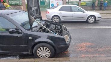 Śląska: samochód zapalił się na ulicy. Spłonęła komora silnika