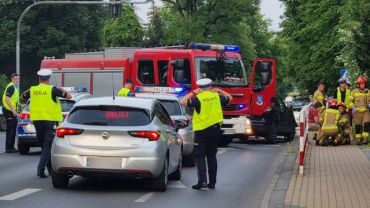 Zderzenie 3 samochodów na Powstańców Śląskich. Wszystkie służby na miejscu