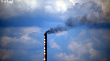 Czytelnicy: z najwyższego komina elektrowni znów wydobywa się czarny, gęsty dym
