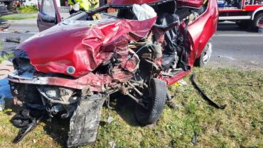 Poważny wypadek na Żorskiej w Świerklanach. Po kierowcę przyleciał LPR (zdjęcia, wideo)