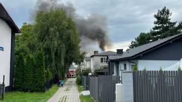 Duże straty po pożarze przy ul. Kłokocińskiej. Zapalił się garaż i dach domu (foto, wideo)