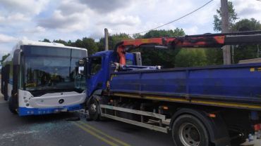 Wypadek na Mikołowskiej w Rybniku. Poszkodowani pasażerowie autobusu, droga zablokowana