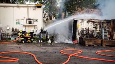 Niedobczyce: palił się blaszany warsztat. Są duże straty