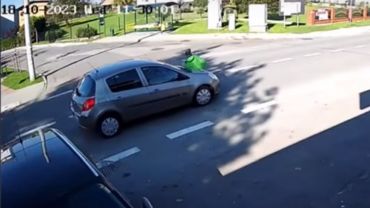 Rozmawiajcie z dziećmi o bezpieczeństwie na drodze! Chłopiec wybiegł ze sklepu i wpadł pod samochód (wideo)
