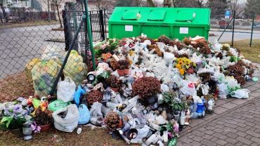 Niechlubna „tradycja” Wszystkich Świętych. „Polski Recykling”: przez cmentarze przewija się do 120 tys. ton odpadów