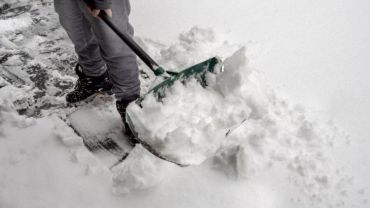 Zapomnieli o swoich kolegach na dachu? Spędzili na nim prawie całą noc. Byli pijani