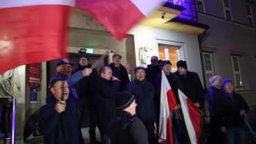 „Wolne media!”, „Tu jest Polska!”. Protest przed siedzibą rybnickiej TVP (zdjęcia)