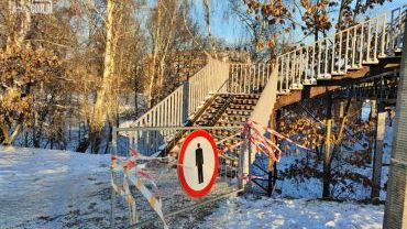 Kładka w Boguszowicach zamknięta, bo stanowi zagrożenie? Mieszkańcy mimo to korzystają z przejścia (zdjęcia)