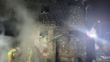 Niespokojna noc w Leszczynach. Pożar altany zagroził lokatorom domu