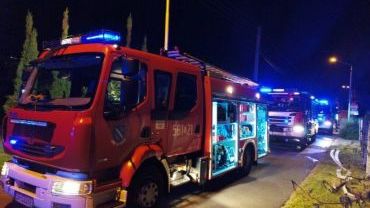 Bełk: strażacy uratowali starszą kobietę z płonącego domu