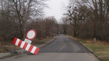 Czytelnik ze Strzeleckiej: przyjechali w listopadzie, zdarli warstwę drogi i zniknęli (foto)