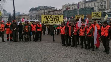 „Nie zabijamy dla przyjemności”. Na wielki protest w Warszawie pojechało około 100 myśliwych z naszego regionu