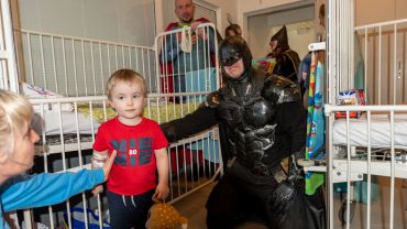 Rudzki Batman odwiedził dzieciaki na pediatrii w WSS nr 3. Sewcio przebrał się za Supermana (zdjęcia)
