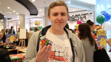 Międzynarodowy Dzień Kostki Rubika. Mistrz z Rybnika pokazał, jak szybko ją układa! (wideo)