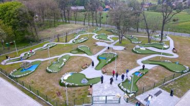 W Czernicy powstał profesjonalne pole do mini golfa. Można tam wypożyczyć sprzęt