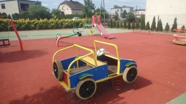 Dbając o bezpieczeństwo najmłodszych, strażnicy kontrolują place zabaw