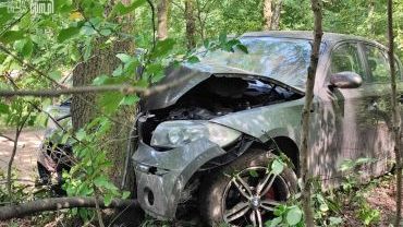BMW wbite w drzewo i porzucone. Co się wydarzyło na ul. Buhla? (zdjęcia)