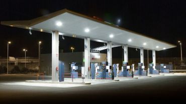 Sprzedaż alkoholu na stacjach paliw? Co drugi młody Polak chce nocnego zakazu