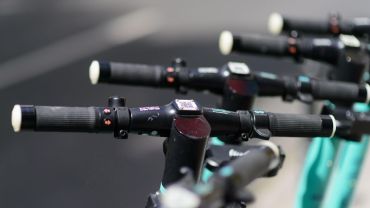 Hulajnogą i rowerem obowiązkowo w kaskach? Szykuje się zmiana w prawie (sonda)