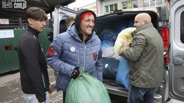 Zbierali odzież by pomóc Piotrusiowi. Pomagał Michał Wiśniewski (zdjęcia)