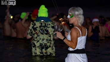 Maski, szpilki, szampan i zimna woda. Tak morsy w Rybniku powitały Nowy Rok (zdjęcia)