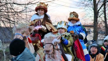 Barwny Orszak Trzech Króli w Chwałęcicach. Zamiast koni - wielbłądy (zdjęcia)