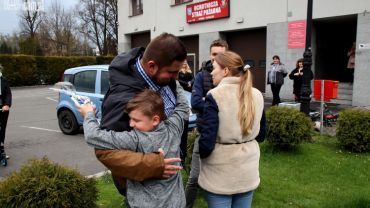 Mieszkają u strażaków już kilka tygodni. Dzieci z Ukrainy szukały zajączka