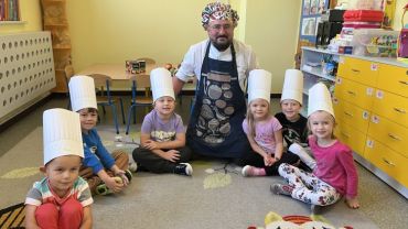 Łukasz Szymon Gamoń z przedszkolakami, przygotowywał owocowe smakołyki (zdjęcia)