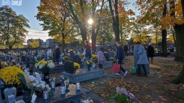 Wszystkich Świętych: mieszkańcy Boguszowic odwiedzają groby bliskich (zdjęcia)