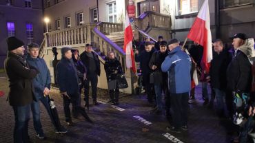 „Wolne media!”, „Tu jest Polska!”. Protest przed siedzibą rybnickiej TVP