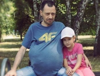 20-kilogramowy nowotwór w ciele Przemka. Ratujmy młodego ojca!