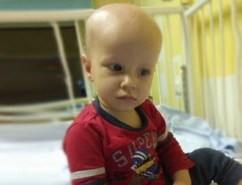 2-letni Szymek ma guza mózgu. Rodzice proszą o pomoc
