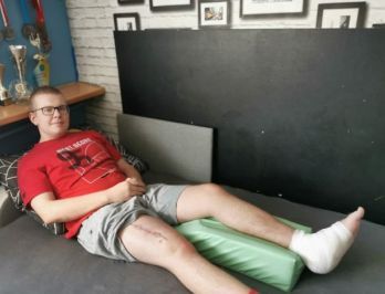 Lekarze uratowali stopę młodemu sportowcowi. Pomóżmy mu w rehabilitacji