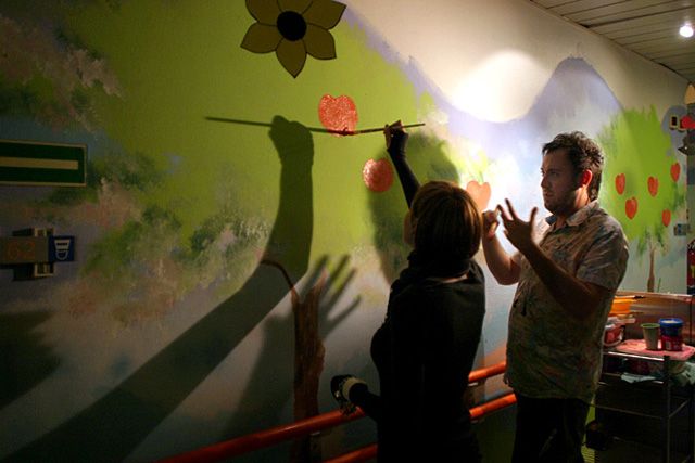 Artyści pomalowali korytarz oddziału dziecięcego szpitala, Dominik Gajda