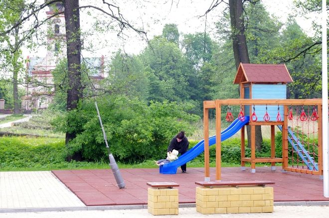 Nowy plac zabaw i budowa boiska w Dębieńsku