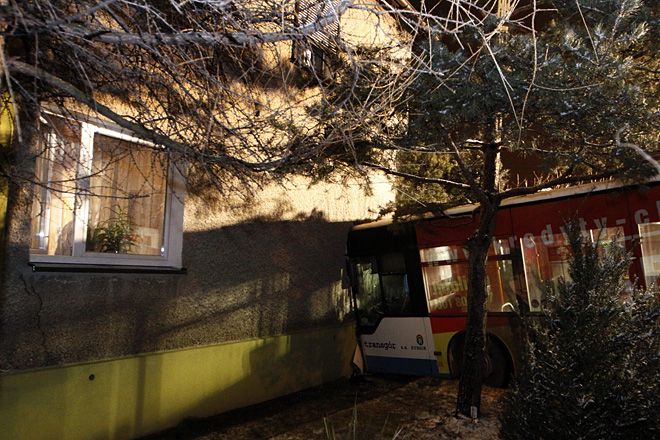 Gotartowice: autobus zatrzymał się na ścianie domu (wideo), 