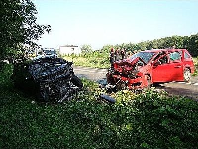 Czołowe zderzenie samochodów w Dębieńsku (zdjęcia), KMP w Rybniku