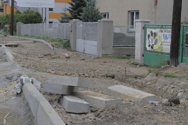 Sprzątanie na budowie ulicy Wodzisławskiej trwa równie długo jak budowa jezdni