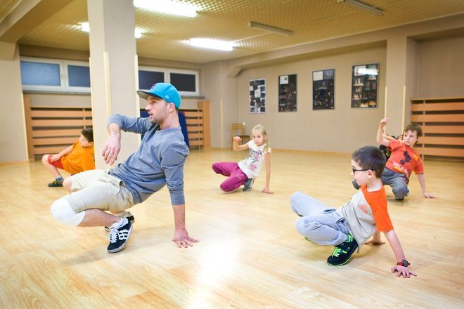 Fundacja ER: dzieci w czasie zajęć break dance'a, Marcin Giba