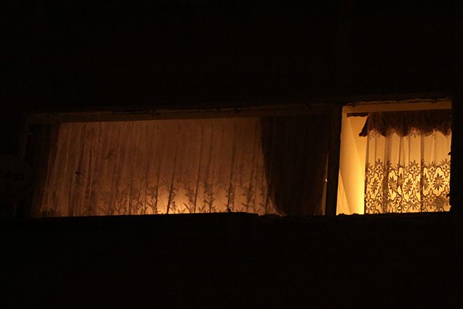 W mieszkaniu wybuchły... dezodoranty. Z okien powypadały szyby (zdjęcia), archiwum