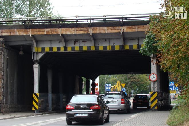 Kłopotliwy przejazd pod wiaduktem na ulicy Chwałowickiej