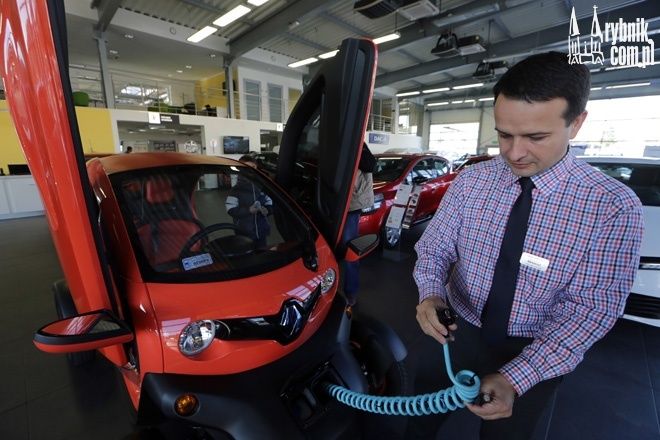W Rybniku sprzedano pierwszy samochód elektryczny, Dominik Gajda