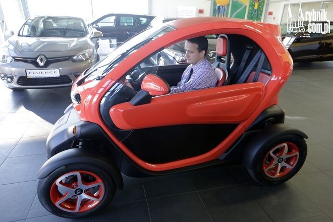 W Rybniku sprzedano pierwszy samochód elektryczny, Dominik Gajda