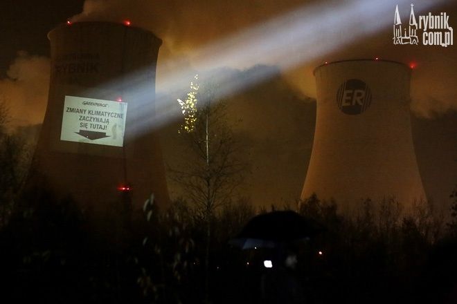 Akcja Greenpeace w Rybniku: na kominach elektrowni wyświetlali napisy, Dominik Gajda