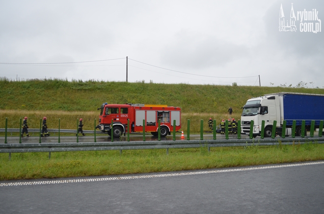 Wypadek na autostradzie A1 w Świerklanach. Całkowicie rozbite BMW, Bartłomiej Furmanowicz