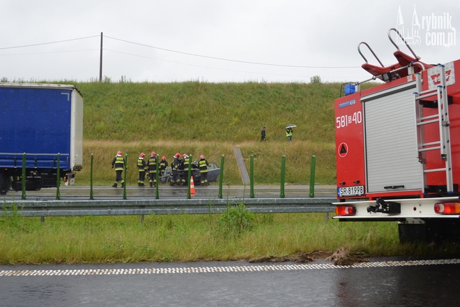 Wypadek na autostradzie A1 w Świerklanach. Całkowicie rozbite BMW, Bartłomiej Furmanowicz