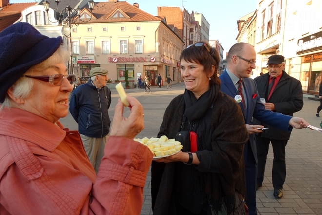 P. Masłowski zachęcał do głosowania… talerzem z ananasami, Bartłomiej Furmanowicz