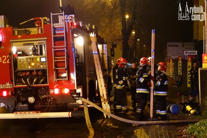 Pożar budynku przy Rondzie Kamyk. W akcji brało udział 30 strażaków, Bartłomiej Furmanowicz