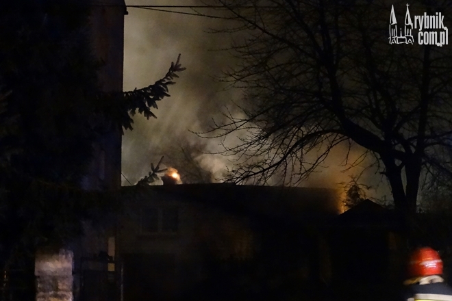Pożar budynku przy Rondzie Kamyk. W akcji brało udział 30 strażaków, Bartłomiej Furmanowicz